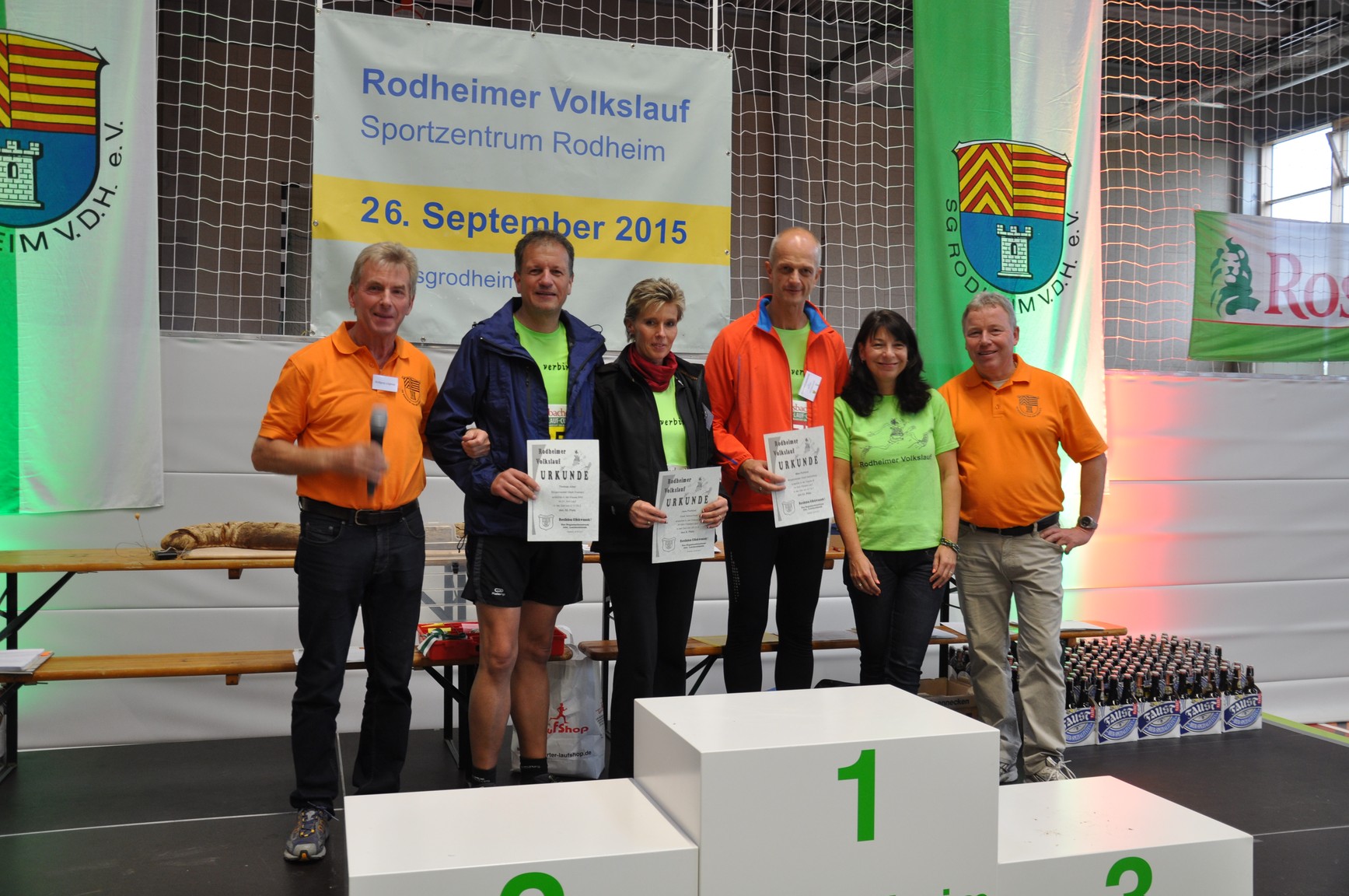 Bürgermeister Mike Purfürst und seine Ehefrau Jana (Bildmitte) mit Bürgermeister Thomas Alber nach der Teilnahme am Rodheimer Volkslauf